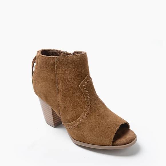 Minnetonka Shoes - NWB Minnetonka Melanie Suede Bootie